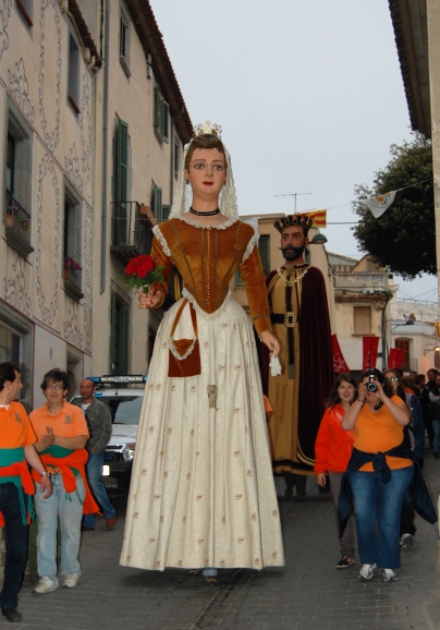 cercavila d'inici de la Festa Major amb els gegants