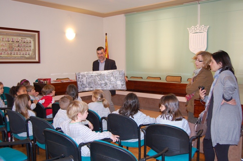 Els alumnes de P4 de Sant Jordi regalen el Guernica a l'alcalde