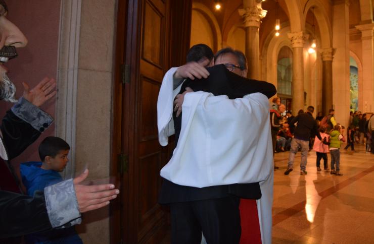 Alcalde i mossèn Jordi s'abracen