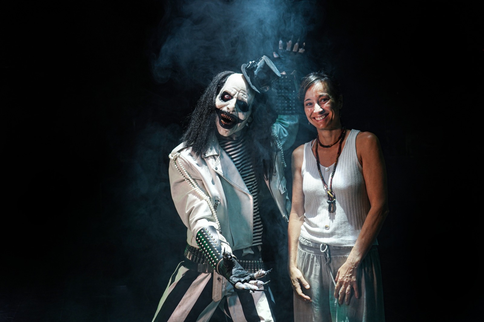 L'alcaldessa, Carola Llauró amb Mortimer, el personatge principal d'Horrorland