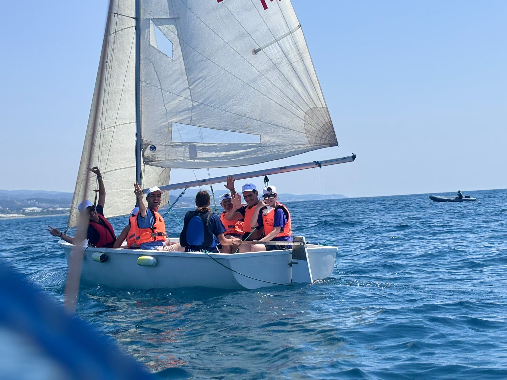 La Fundació Catalònia Creactiva gaudeix d'una jornada de vela adaptada gràcies a la Diputació i l'Ajuntament