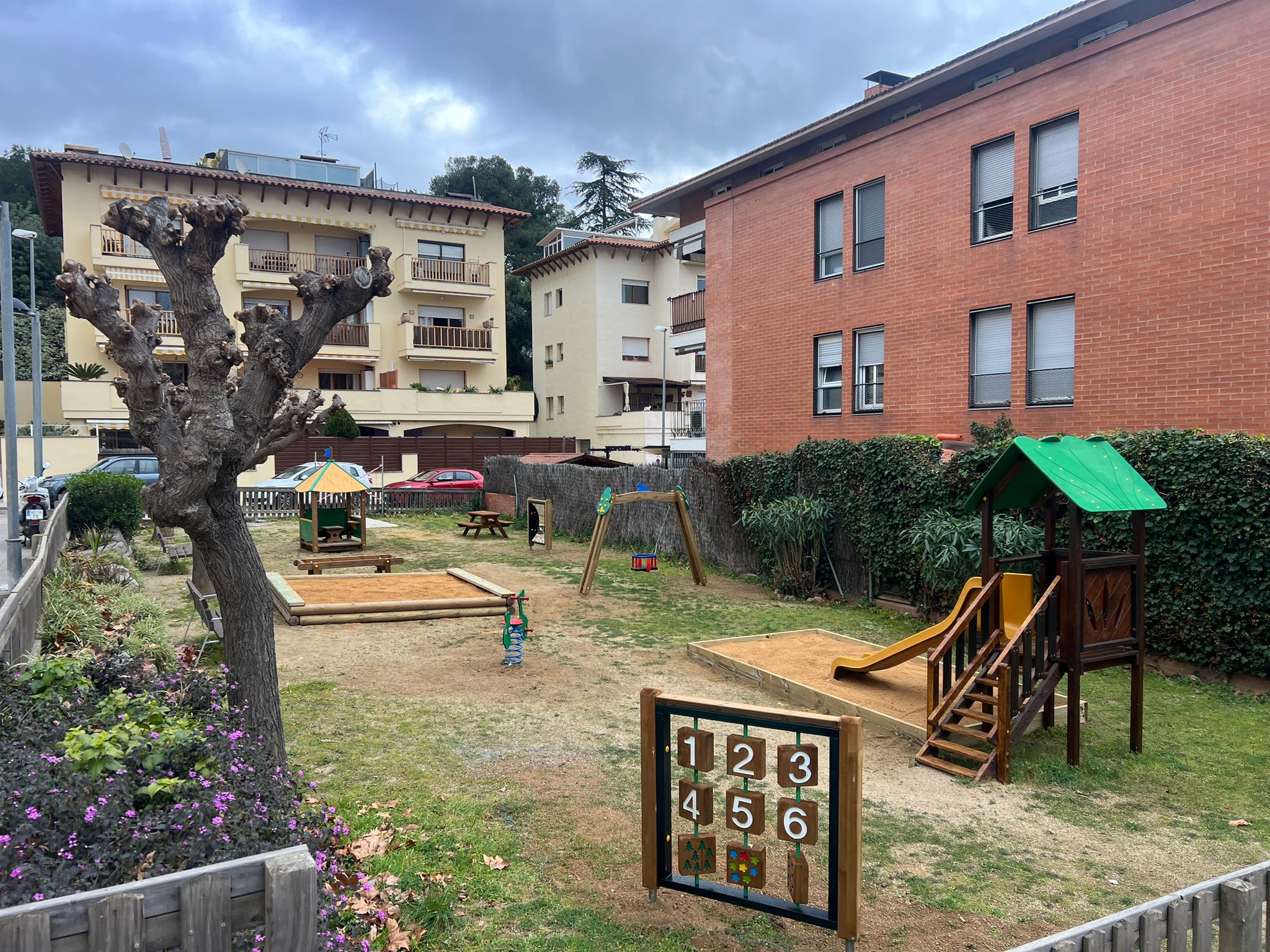 El parc del carrer Avi Riera es renova amb jocs per a infants d'entre 0 i 3 anys