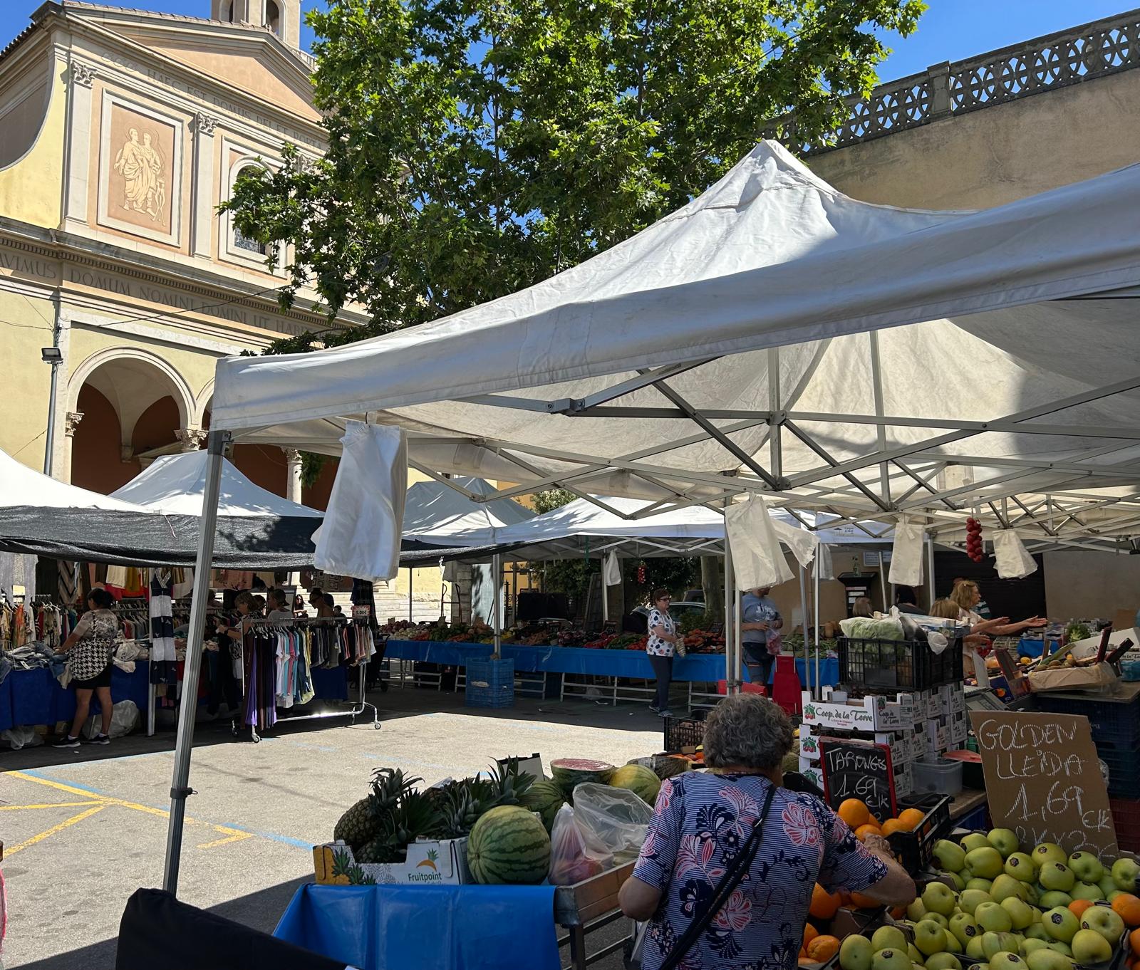 El mercat setmanal suma tres noves parades