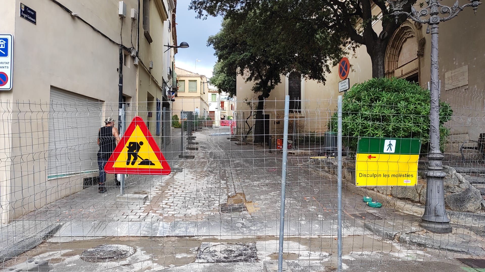 S'inicia la segona fase de les obres de pavimentació del carrer Àngel Guimerà 
